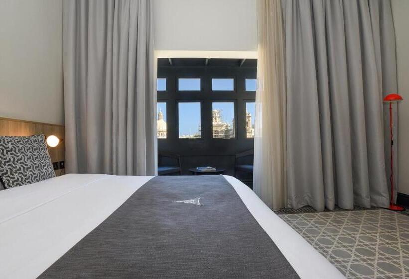 اتاق سوپریور با بالکن, La Falconeria