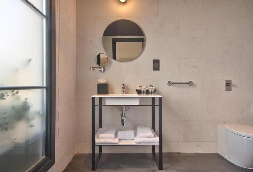 سوییت جونیور با بالکن, La Falconeria