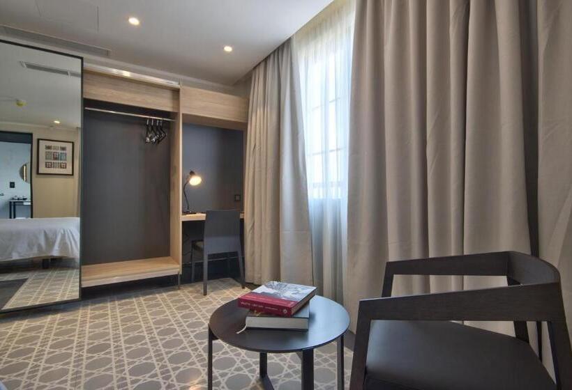 سوییت جونیور با بالکن, La Falconeria