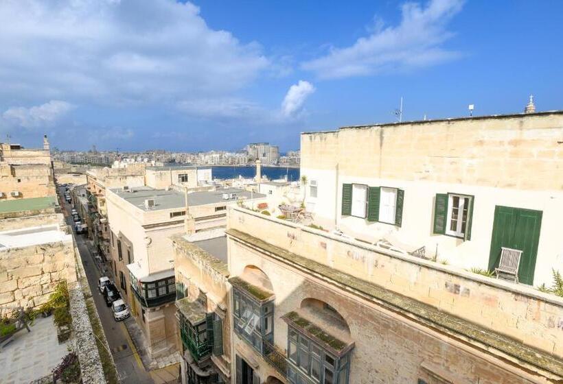 Superior suite with terrace, La Falconeria