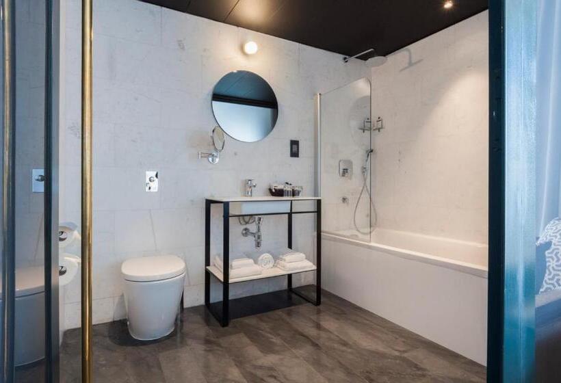 سوییت اجرایی, La Falconeria