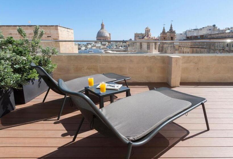 سوییت اجرایی, La Falconeria