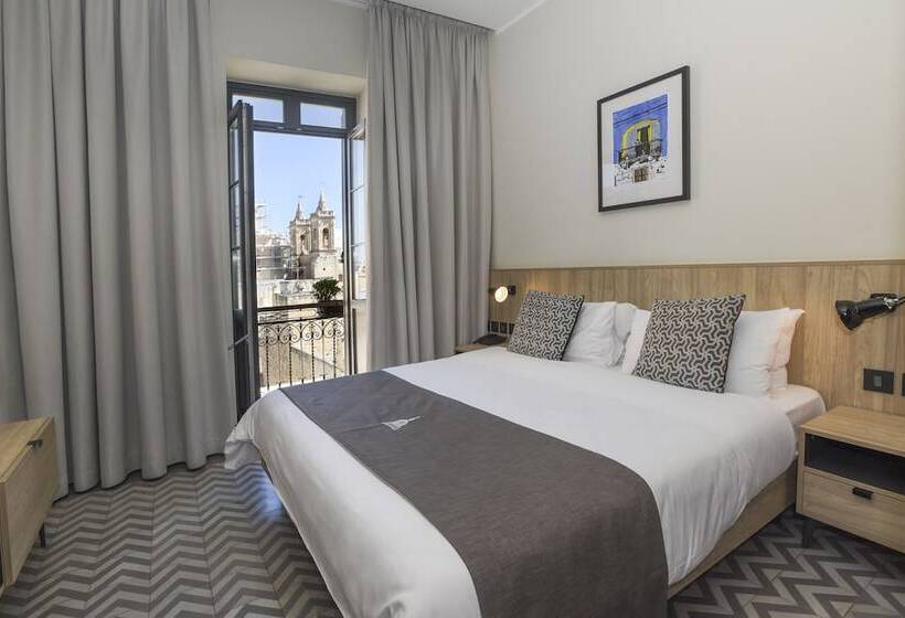 اتاق استاندارد با بالکن, La Falconeria