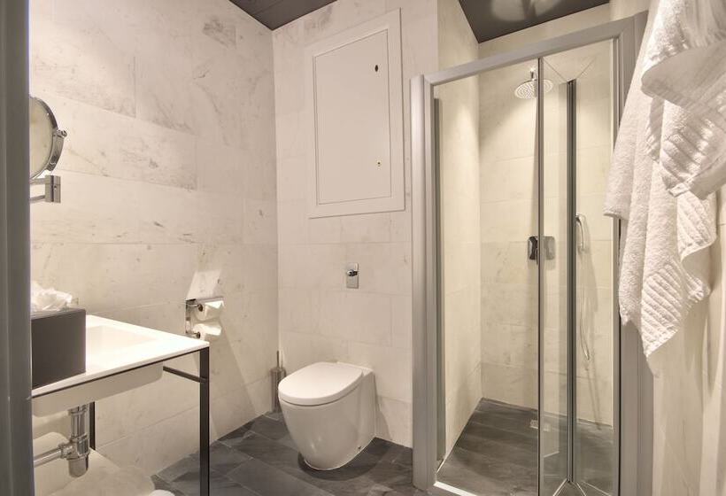 اتاق سوپریور با بالکن, La Falconeria