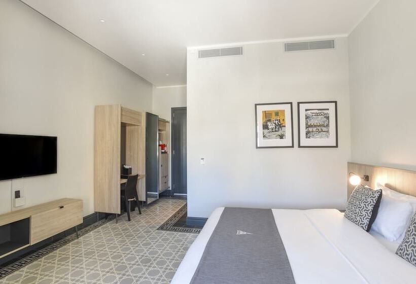 اتاق سوپریور با بالکن, La Falconeria