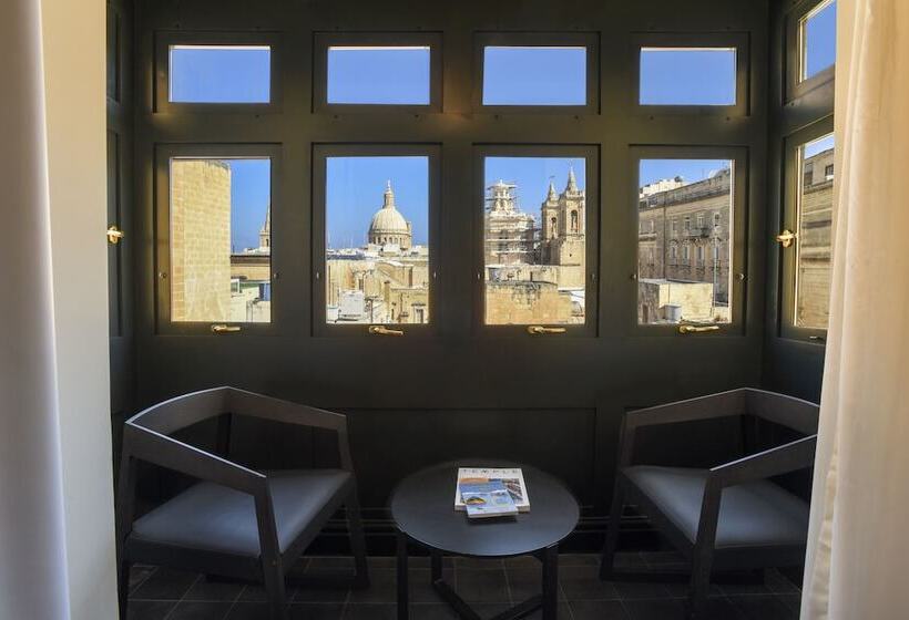 اتاق سوپریور با بالکن, La Falconeria