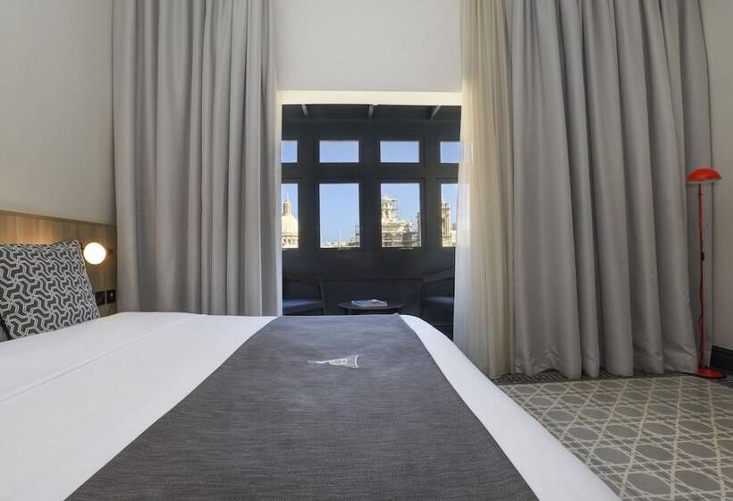 اتاق سوپریور با بالکن, La Falconeria