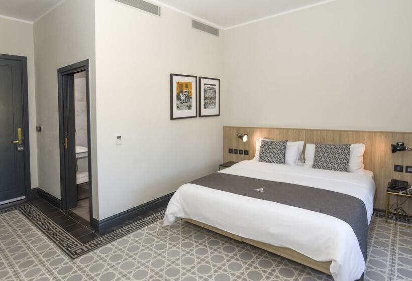 اتاق سوپریور با بالکن, La Falconeria