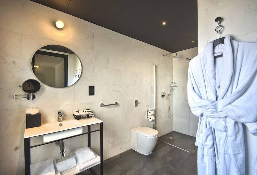 سوییت جونیور با بالکن, La Falconeria