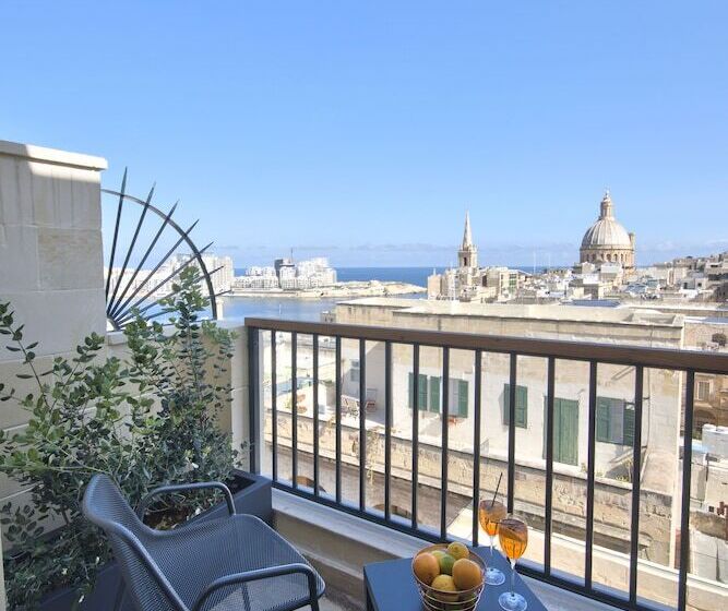 سوییت جونیور با بالکن, La Falconeria