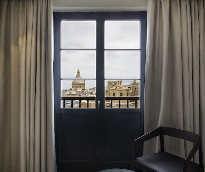 سوییت جونیور با بالکن, La Falconeria