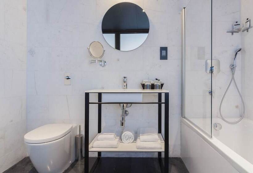 سوییت اجرایی, La Falconeria