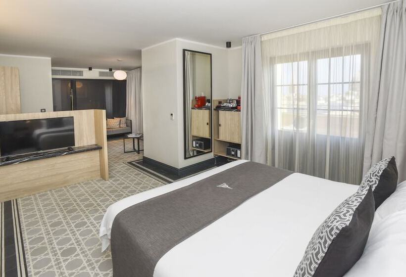 سوییت اجرایی, La Falconeria