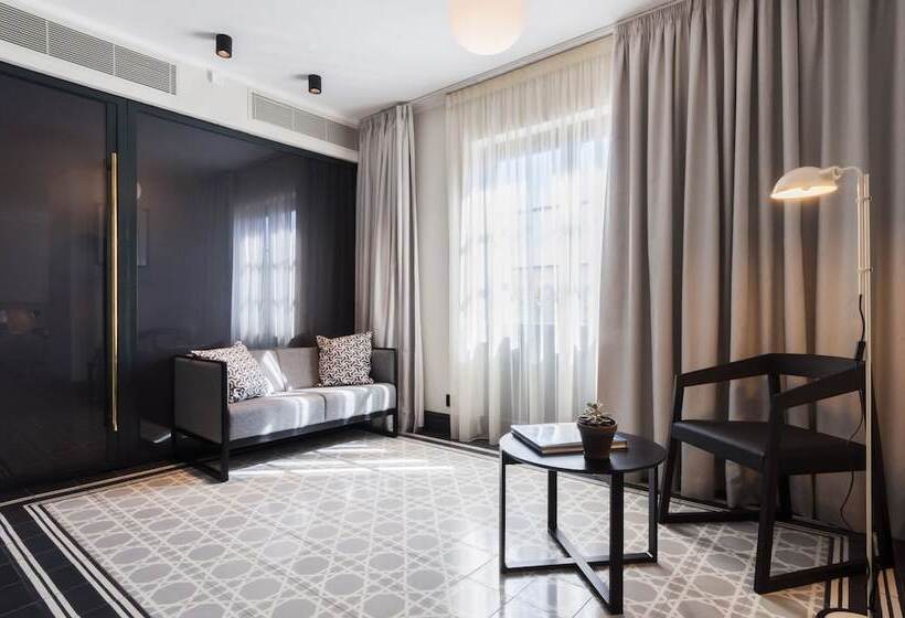 سوییت اجرایی, La Falconeria