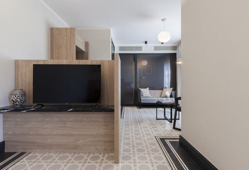 سوییت اجرایی, La Falconeria