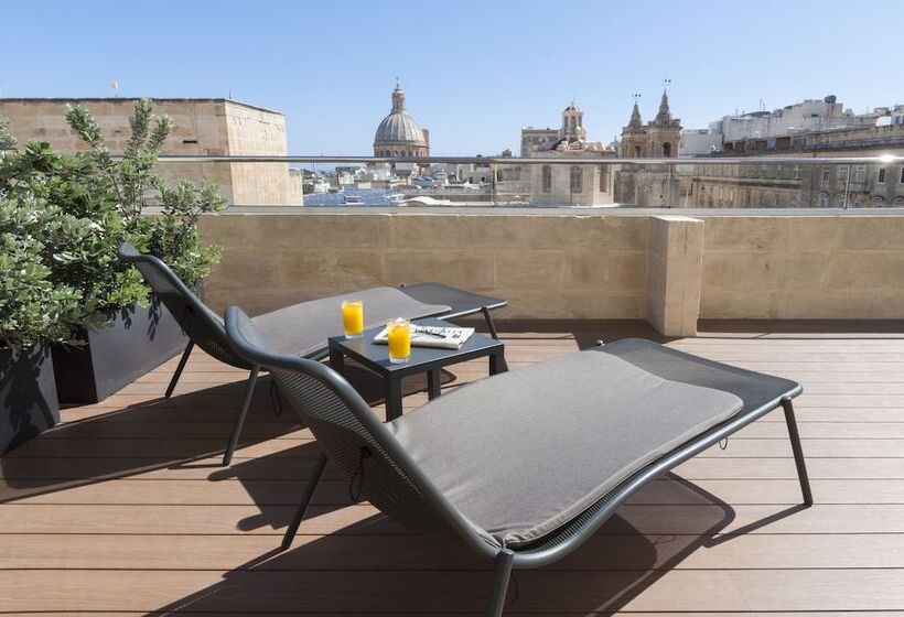 سوییت اجرایی, La Falconeria