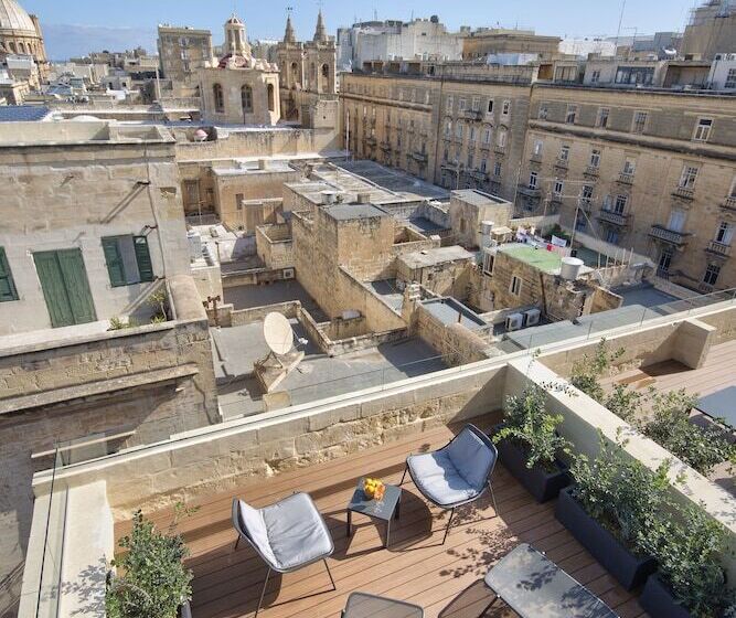 Superior suite with terrace, La Falconeria