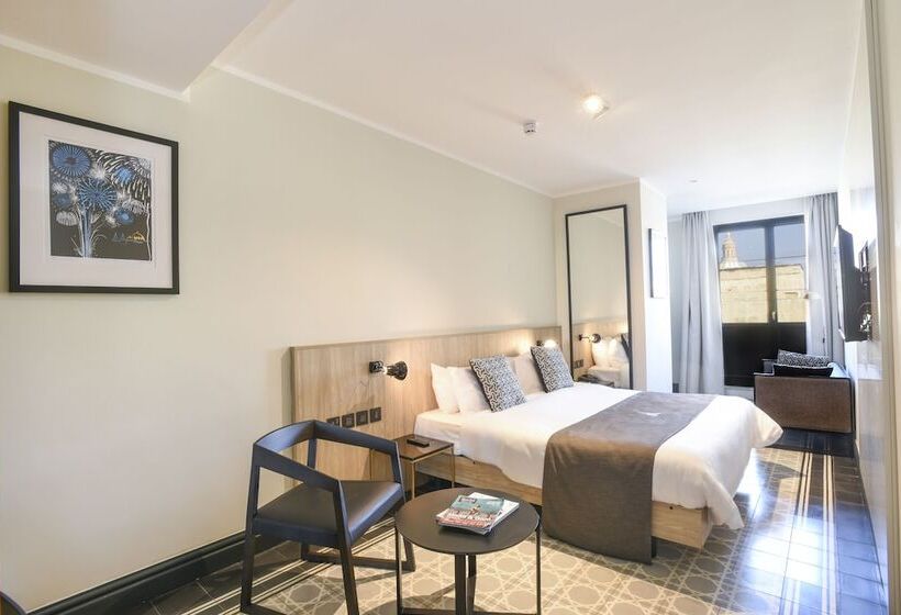 Superior suite with terrace, La Falconeria