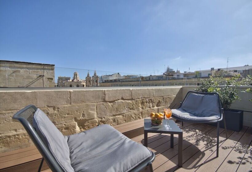 Superior suite with terrace, La Falconeria