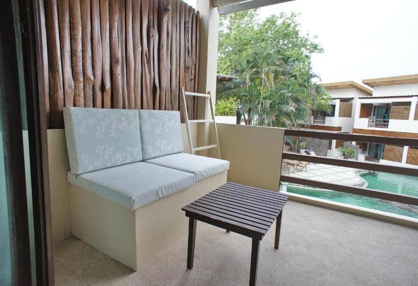 プールビュースタンダードルーム, The Hideaway Resort