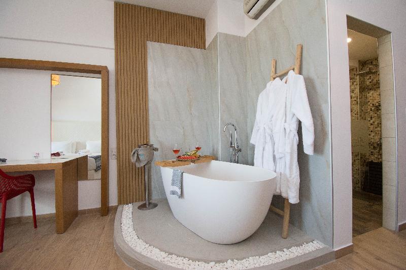 جناح جونيور مطلّ علي البحر, Yianna Caravel Suites By Checkin Adults Only