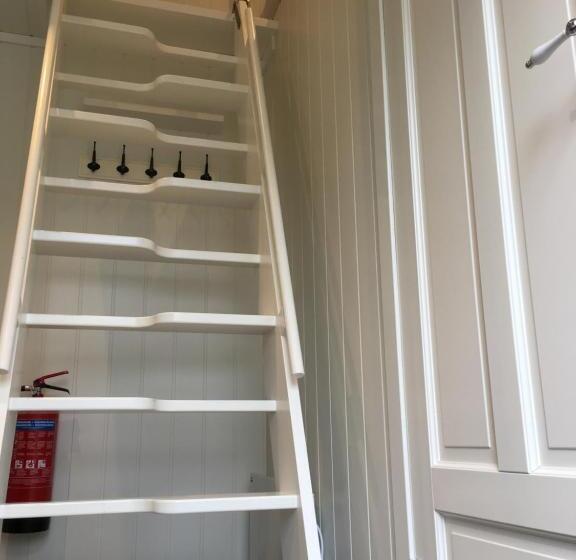 Семейный Номер, Krøgeneslåven Microtel