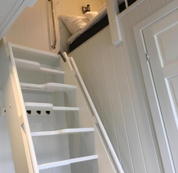 Семейный Номер, Krøgeneslåven Microtel