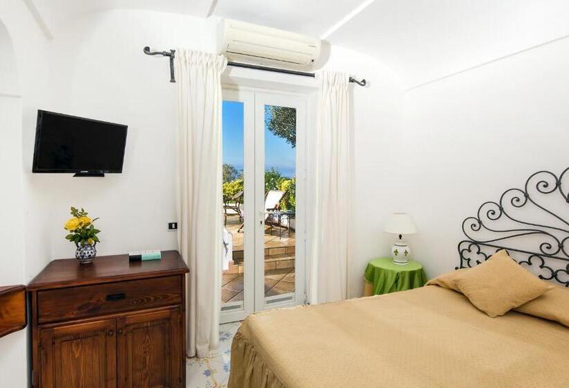 Standard Triple Room with Terrace, Il Giardino dell'Arte