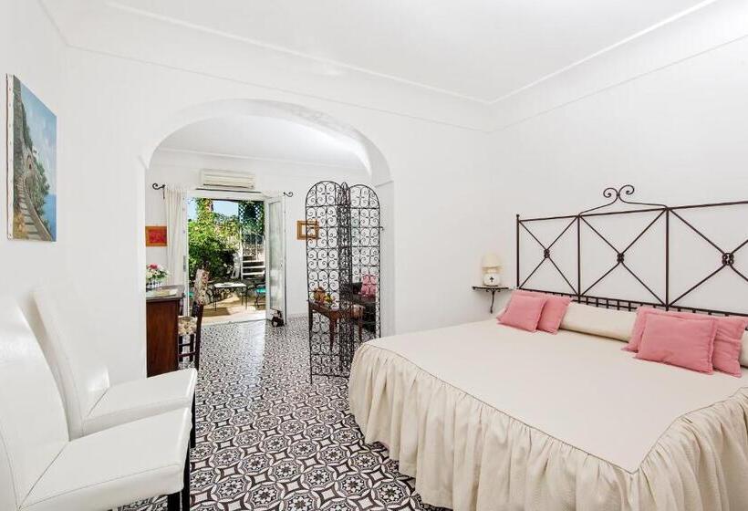 Standard Triple Room with Terrace, Il Giardino dell'Arte