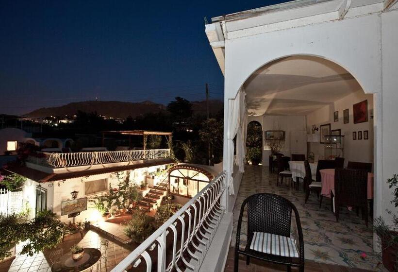 Standard Triple Room with Terrace, Il Giardino dell'Arte