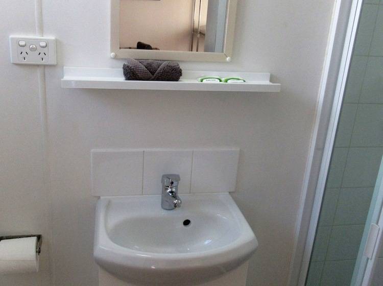 Семейный Номер, The Highlander Motel   24hr Check In