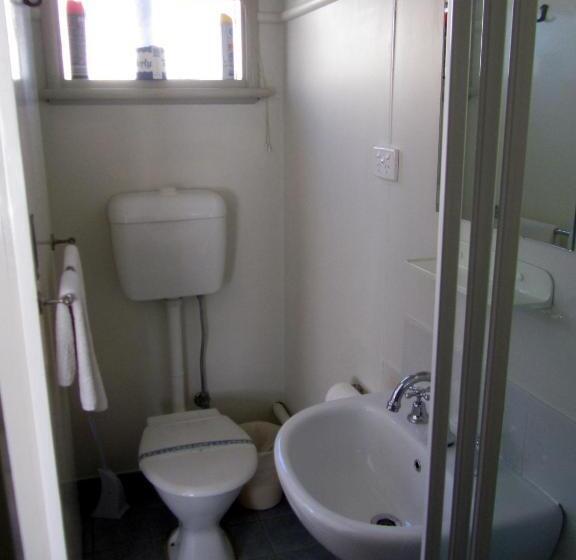 Семейный Номер, The Highlander Motel   24hr Check In