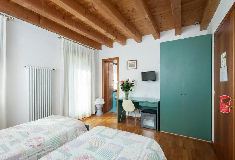 חדר סטנדרט, Contra  Contarini