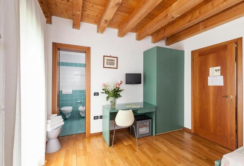 חדר סטנדרט יחיד, Contra  Contarini