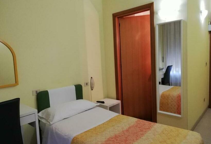 اتاق استاندارد یک نفره, Albergo Roma