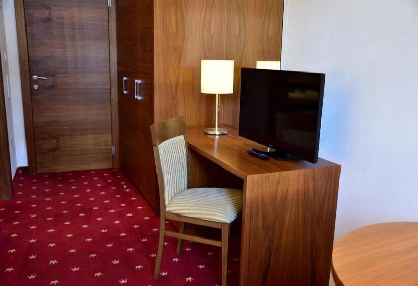 חדר סטנדרט לשלושה, Krone