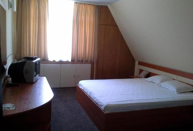 غرفة عائلية, Motel Monza