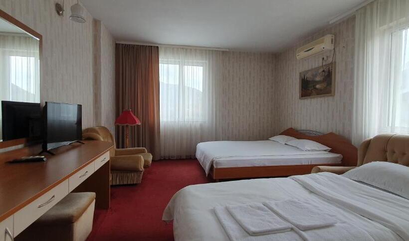 غرفة عائلية, Motel Monza