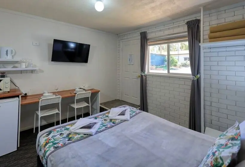 Perhehuone, Oasis Motel