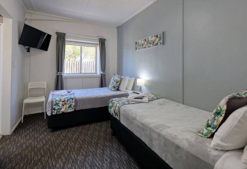 חדר משפחתי, Oasis Motel