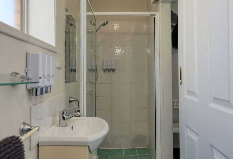 חדר משפחתי, Oasis Motel