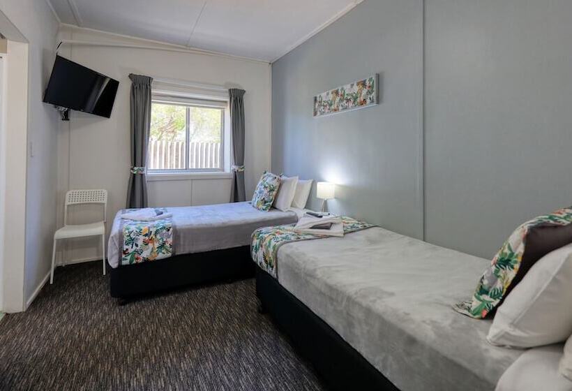 חדר משפחתי, Oasis Motel