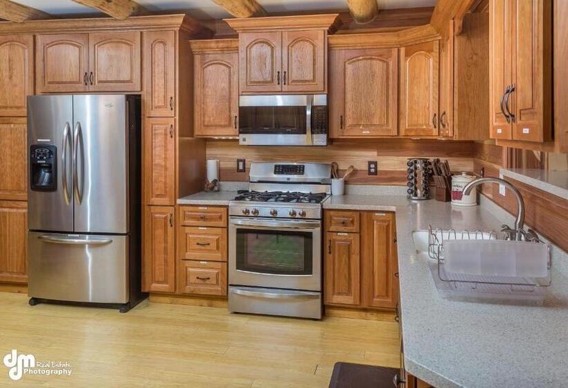 غرفة قياسية, Alaska Knotty Pine B&b