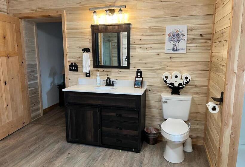 جناح عائلي, Alaska Knotty Pine B&b