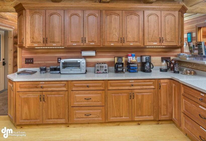 غرفة قياسية, Alaska Knotty Pine B&b