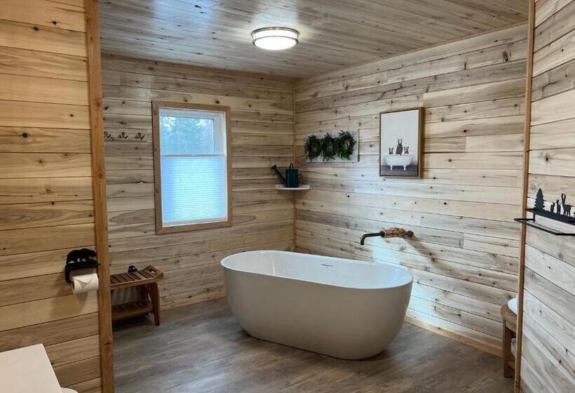 جناح عائلي, Alaska Knotty Pine B&b