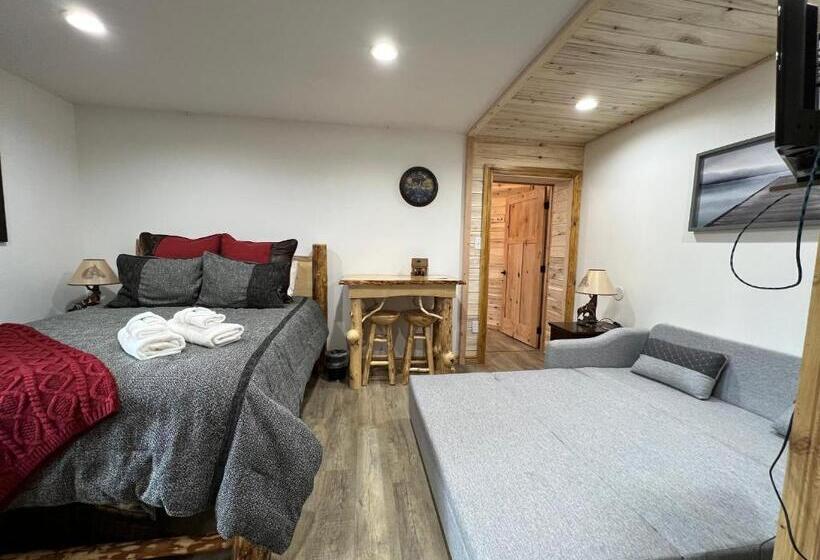 جناح عائلي, Alaska Knotty Pine B&b