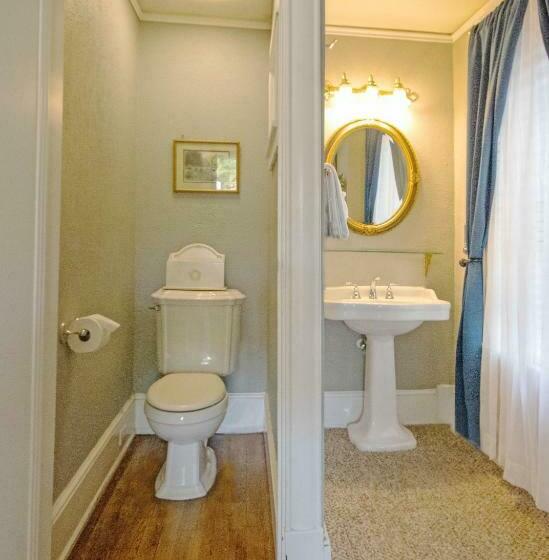 جناح مزوَّد بشرفة, Inn On Charlotte