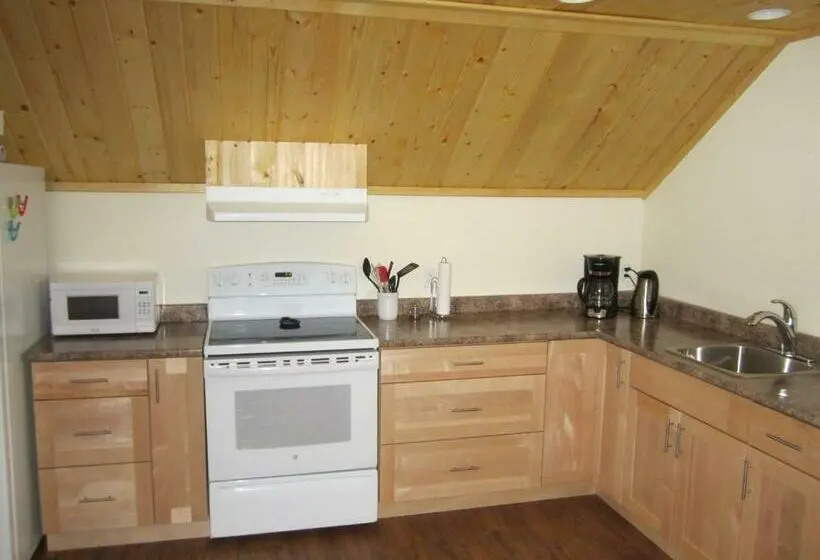 سوییت با چشمانداز کوه, Smithers Driftwood Lodge