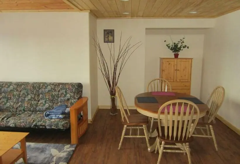 سوییت با چشمانداز کوه, Smithers Driftwood Lodge